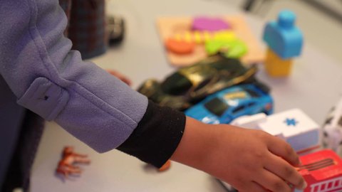 ترتيب الالعاب وتعلم النظام، تصوير مقرب ليدين اطفال عرب عمانيين يقومون باللعب في رياض الاطفال، أداء الكثير من الأنشطة الممتعة، الاهتمام بالانشطه في رياض الأطفال والحاضنات، تنميه عقل الاطفال الصغار، اطفال سعوديون يلعبون بالعاب البازل والمجسمات