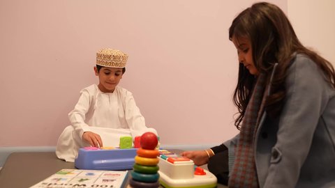 اللعب سويا في المدرسه، مهارات وأنشطة تساعد على التطور الفكري، الجلسات والحصص الإبداعية في الروضات العمانيه، إيماءات وجه تدل على السعادة والمتعة والتركيز، اطفال عرب عمانيون يستمتعون بالعاب الذكاء في المدرسه، طفل عربي خليجى عماني برفقه صديقته