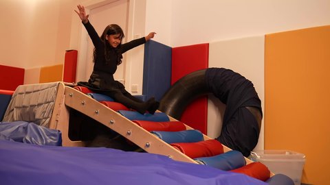 طفله سعوديه تقوم بالتسلية و الترفيه، ايماءه الفرح والسرور، بنت عمانيه ترتدي الزي الكاجوال تقوم باللعب في المدرسه، تعليم و ابداع و تنمية المهارات، الاهتمام بالاطفال في الروضة