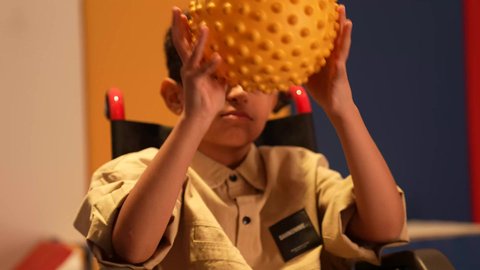 مجموعة أنشطة فردية يقوم بها احدي ذوي الاحتياجات الخاصة ، ولد من ذوي الاحتياجات الخاصة يلعب بالكرة ، طفل عماني في رياض الأطفال والحاضنات يقوم بالعديد من الأنشطة الممتعة والمختلفة