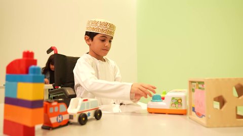 ولد من ذوي الاحتياجات الخاصة، طفل عماني في رياض الأطفال والحاضنات يقوم بالعديد من الأنشطة الممتعة والمختلفة، مجموعة أنشطة فردية يقوم بها احدي ذوي الاحتياجات الخاصة