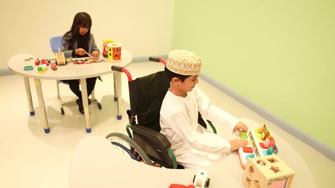 مجموعة من الأطفال العمانيين يقومون بالعديد من الأنشطة الممتعة والمختلفة، مجموعة أنشطة متنوعة يقوم بها احدي  ذوي الهمم ، دمج ذوي الاحتياجات الخاصة في رياض الأطفال والحاضنات