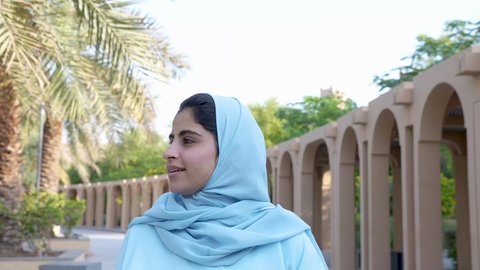 الاستجمام بالطبيعة واستنشاق الهواء الطلق، تصوير لسيدة عربية خليجية عمانية ترتدي الزي العماني يسير فى احدي حدائق سلطنة عمان ،الخروج إلى أحد الاماكن العامة للترفيه عن النفس ، الاستمتاع بالأجواء في إحدى المنتزهات