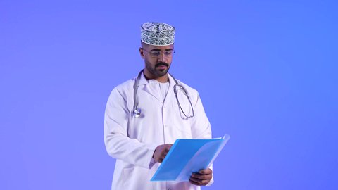 تقديم الرعاية والخدمات الصحية ، مهن ووظائف طبية ، مراجعة الطبيب حالة الطفل ، مفهوم الطب والرعاية الصحية ، تصوير لطبيب خليجي عماني مع طفل ، مراجعة الطبيب حالة الطفل ، مفهوم الطب والرعاية الصحية ، الفحص الطبي للأطفال ، يفحص الطبيب حالة المريض ، موعد مع الطبيب لتلقي العلاج ، تشخيص حالة المريض