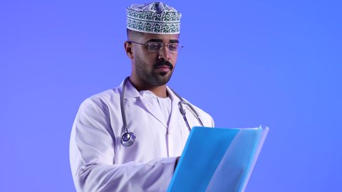 مراجعة الطبيب حالة الطفل ، مفهوم الطب والرعاية الصحية ، تصوير لطبيب خليجي عماني مع طفل  ، مراجعة الطبيب حالة الطفل ، مفهوم الطب والرعاية الصحية ، الفحص الطبي للأطفال ، تقديم الرعاية والخدمات الصحية ، مهن ووظائف طبية ، يفحص الطبيب حالة المريض ، موعد مع الطبيب لتلقي العلاج ، تشخيص حالة المريض