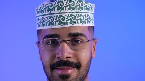 تصوير لطبيب عربي خليجي عماني بإيدي متقاطعة ، ينظر إلى الكاميرا ، يقدم خدماته للمرضى بكل كفاءه ، مفهوم الطب والرعاية الصحية ، مهن ووظائف طبية ، العمل في القطاع الصحي لتقديم الخدمات الصحية