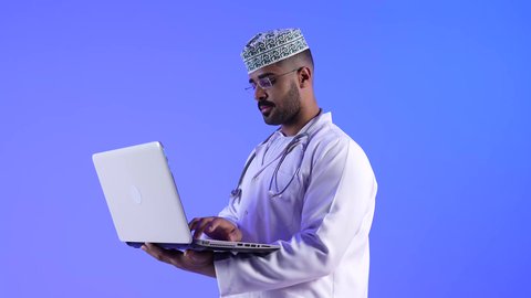 إستخدام جهاز الحاسوب المحمول لإنجاز المهام، العمل عن بعد ، تصوير لطبيب عربي عماني خليجي ، مفهوم الطب والرعاية الصحية، مهن ووظائف طبية، العمل في القطاع الصحي لتقديم الخدمات الصحية بكل كفاءة ، إستخدام أجهزة تقنية حديثة ، التعليم الإلكتروني ، خلفية بيضاء