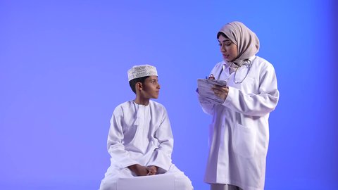 موعد مع الطبيب لتلقي العلاج ، تفحص الطبيبة حالة المريض ،  تصوير لطبيبة خليجية عمانيه مع طفل  ، مراجعة الطبيب حالة الطفل ، مفهوم الطب والرعاية الصحية ، الفحص الطبي للأطفال ، تقديم الرعاية والخدمات الصحية ، مهن ووظائف طبية ، تشخيص حالة المريض