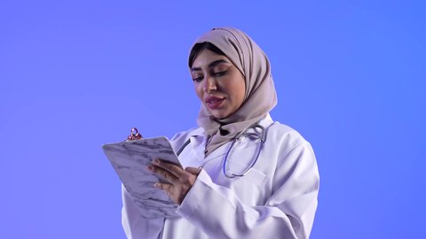 Diagnosing a patient's condition, a picture of a Gulf Omani doctor with a child, a doctor reviewing a child's condition, the concept of medicine and health care, medical examination of children, providing health care and services, medical professions and jobs, a doctor examining a patient's condition, an appointment with a doctor to receive treatment,