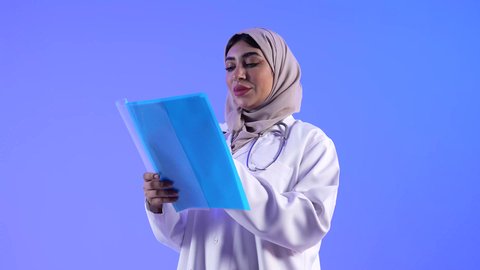 تقديم الرعاية والخدمات الصحية ،تشخيص حالة المريض، تصوير لطبيب خليجي عماني مع طفل ، مراجعة الطبيب حالة الطفل ، مفهوم الطب والرعاية الصحية ، الفحص الطبي للأطفال ،  مهن ووظائف طبية ، يفحص الطبيب حالة المريض ، موعد مع الطبيب لتلقي العلاج ،