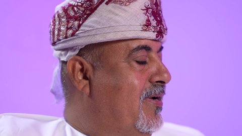 تبادل المعايدات, تقديم الضيافة العربية والحلويات الشعبية، تجمع العائلة العمانية لاستقبال العيد المبارك, مفهوم الحنان والمحبة والمودة، إظهار مشاعر الفرح والسعادة بقدوم العيد، تقديم التمر السعودي ، تصوير لعائلة عربية خليجية عمانية تجلس في غرفة المعيشة بايماءات السعادة