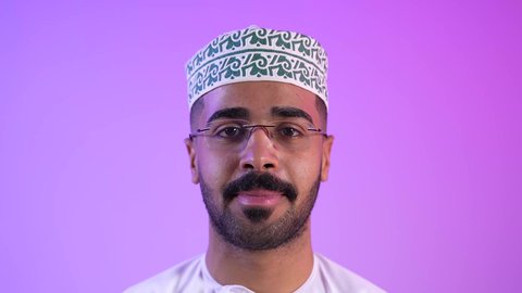 التقاط الصور الشخصية للوثائق الرسمية،الرجولة والثقة بالنفس،  الاهتمام بالأناقة والمظهر الخارجي، تصوير لرجل عربي خليجي عماني مبتسم يرتدي الدشداشة و الكمه ينظر الى الكاميرا بإيماءات السرور والسعادة