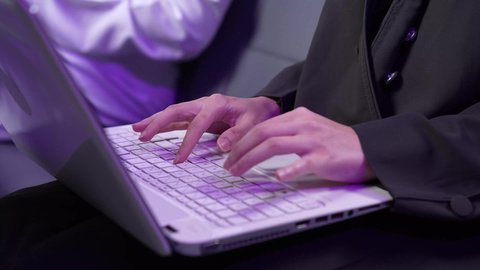 دمج التقنيات الحديثه فى الحياه اليوميه ، استخدام الحاسوب المحمول ، الاستمتاع بالقراءه والثقافه ، الترفيه والتسليه وقضاء الاوقات داخل الطائره ، بورتريه مقرب لامرأه عربيه خليجيه عمانيه تجلس على كراسي الطائره في رحله جويه