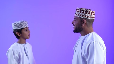 ايماءات تدل على الجديه في الحوار، عائله عربية خليجية عمانية تقوم بالنقاش حول موضوع معين، تبادل الأحاديث والدردشات مع الأهل، مشاعر الألفه والمحبه بين أفراد العائله