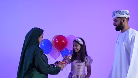 إظهار مشاعر المودة والمحبة العائلية, ديكورات وزينة رمضانية ، الاحتفال بقدوم العيد ، تقديم الضيافة وحلوى العيد , تصوير لعائلة عربية خليجية عمانية تحتفل بالأعياد الاسلامية، تقديم الضيافة فى العيد