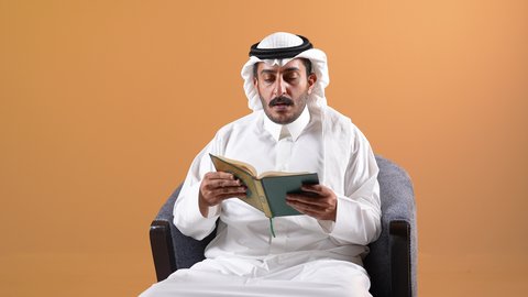 زيادة الذخيرة الفكرية، قضاء أوقات الفراغ بشكل مفيد، تنمية المهارات وتوسيع المعارف والأفكار،  الاستمتاع بقراءة الكتب والقصص والروايات، تصوير لشاب عربي خليجي قطري يرتدي الثوب التقليدي والشماغ يجلس على كرسي ويمسك بيديه كتاب