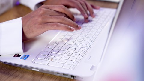 دمج التقنية بالأعمال الإدارية، مفهوم التوظيف أونلاين, إجراء مكالمات الفيديو باستخدام الحاسوب المحمول، إقامة اجتماعات العمل عن بعد عبر الانترنت، تصوير لرجل عربي خليجي بحريني يرتدي الثوب التقليدي والشماغ يجلس على كرسي