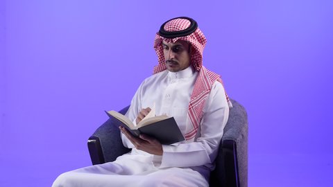 تنمية المهارات وتوسيع المعارف والأفكار، زيادة الذخيرة الفكرية، قضاء أوقات الفراغ بشكل مفيد، الاستمتاع بقراءة الكتب والقصص والروايات، تصوير لشاب عربي خليجي بحريني يرتدي الثوب التقليدي والشماغ يجلس على كرسي ويمسك بيديه كتاب