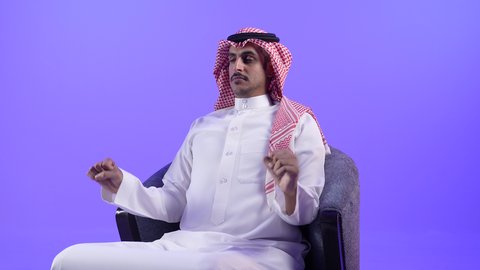 الشعور بالتعب والحاجة إلى النوم، شاب سعودي ينظر الى شيء ما بتعابير التفكير وشرود الذهن، مفهوم الاسترخاء والاستمتاع بالأجواء الهادئة، تصوير لرجل عربي خليجي بحريني يرتدي الثوب الابيض والشماغ يجلس على كرسي مريح ويضع يديه خلف رأسه