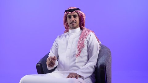 النظر إلى الكاميرا بإيماءات التفاعل والموافقة, نظرات الحماس والشعور بالرضى, تصوير لرجل عربي خليجي سعودي يرتدي الثوب والشماغ التقليدي يرفع إبهامه للأعلى بعلامة الجودة