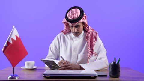 تدوين نتائج الاجتماع، اعداد تقارير ومهام العمل، دراسة جدوى الاعمال، تدوين الملاحظات على الورق، تصوير لرجل عربي خليجي سعودي يرتدي الزي التقليدي  والشماغ ويحمل بيده قلم ومجموعة من الاوراق، التخطيط للعمل، توقيع عقد عمل