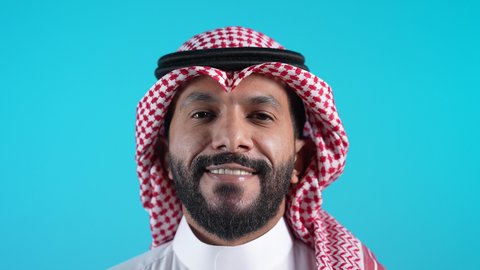 مفهوم الوسامة والرجولة والقوة ، الاهتمام بالأناقة والمظهر الخارجي، التقاط الصور الشخصية للوثائق الرسمية،  تصوير من الجانب لرجل عربي خليجي بحريني يرتدي الثوب التقليدي والشماغ يقف باستقامة، شاب سعودي ينظر إلى الكاميرا بإيماءات السرور