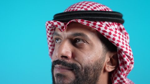 الاهتمام بالأناقة والمظهر الخارجي، التقاط الصور الشخصية للوثائق الرسمية،  تصوير من الجانب لرجل عربي خليجي بحريني يرتدي الثوب التقليدي والشماغ يقف باستقامة، شاب سعودي ينظر إلى الكاميرا بإيماءات السرور، مفهوم الوسامة والرجولة والقوة