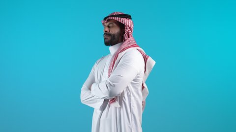 التقاط الصور الشخصية للوثائق الرسمية، الاهتمام بالأناقة والمظهر الخارجي، تصوير من  الجانب لرجل عربي خليجي بحريني يرتدي الثوب التقليدي والشماغ يقف باستقامة، شاب سعودي ينظر إلى الكاميرا بإيماءات السرور، مفهوم الوسامة والرجولة والقوة