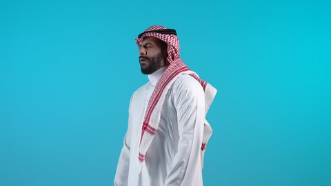 إيماءات المرض والتعب والرشح وصعوبة التنفس،الشعور بألم في الصدر، الكحة والإنفلونزا والتهاب الحلق، بورتريه لشاب عربي خليجي بحريني يرتدي الثوب التقليدي والشماغ يضع يده على فمه يقوم بالسعال، الإصابة بنزلة برد