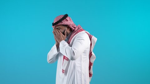 الشعور بألم في الصدر، إيماءات المرض والتعب والرشح وصعوبة التنفس، الكحة والإنفلونزا والتهاب الحلق، بورتريه لشاب عربي خليجي بحريني يرتدي الثوب التقليدي والشماغ يضع يده على فمه يقوم بالسعال، الإصابة بنزلة برد