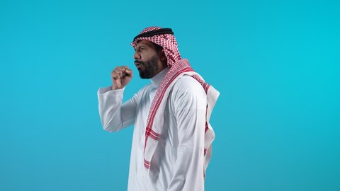الكحة والإنفلونزا والتهاب الحلق، بورتريه لشاب عربي خليجي بحريني يرتدي الثوب التقليدي والشماغ يضع يده على فمه يقوم بالسعال، الإصابة بنزلة برد، الشعور بألم في الصدر، إيماءات المرض والتعب والرشح وصعوبة التنفس
