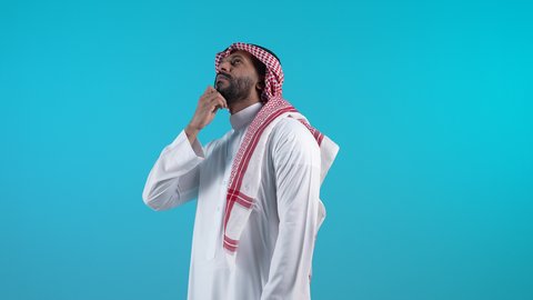 الشعور بالضيق والملل، التمعن والتركيز لإيجاد حل لمشكلة ما، المشكلات واتخاذ القرارات، تصوير لشاب عربي خليجي بحريني يرتدي الثوب التقليدي والشماغ يضع يده خلف ذقنه، رجل سعودي ينظر الى الاعلى بإيماءات التفكير والحيرة
