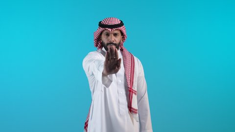 الأمر بالتوقف عن فعل شيء ما، تعابير الرفض والإمتناع، تصوير لرجل عربي خليجي بحريني يرتدي الثوب التقليدي والشماغ يرفع يده بإيماءات النهي، الشعور بالإنزعاج والغضب