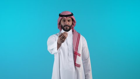 مفهوم الصبر والتريث و التأني, التهديد و التوعد لشيء ما بتعابير الغضب، تصوير لرجل عربي خليجي بحريني يرتدي الثوب التقليدي والشماغ ينظر الى الكاميرا يرفع يده نحو الأعلى بإيماءات طلب الإنتظار, إمهال بعض الوقت لفعل شيء