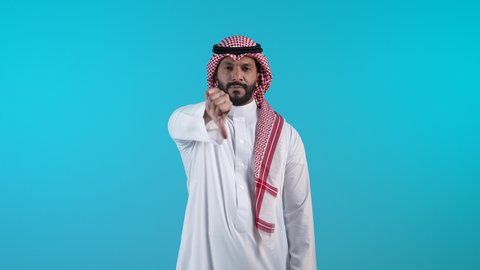 الشعور بالانزعاج من شيء ما، حركات يدين تدل على الرفض وعدم القبول والفشل، تصوير لرجل عربي خليجي بحريني يرتدي الثوب التقليدي والشماغ يشير بإيديه بإيماءات عدم الاعجاب والتقييم السلبي