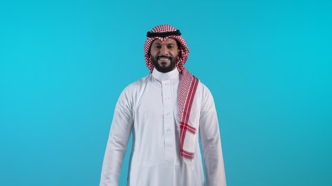 إلقاء التحيه والسلام, مفهوم الاستقبال والترحيب، تصوير لرجل عربي خليجي بحريني يرتدي الثوب التقليدي والشماغ يرفع يده بايماءات البشاشة، التعارف و الصداقه وتكوين العلاقات