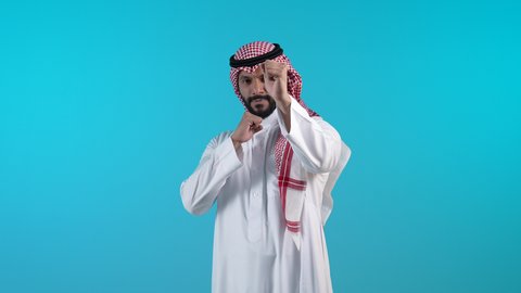 تعزيز صحة العظام والمفاصل، إتقان فنون الملاكمة، ممارسة رياضة الدفاع عن النفس، زيادة قدرة العضلات على التحمل، تصوير لرجل عربي خليجي بحريني يرتدي الثوب التقليدي والشماغ يرفع قبضات يديه بإيماءات القوة