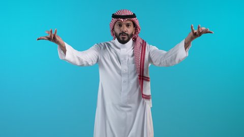 الشعور بالسعادة والسرور لسماع الأخبار المنتظرة،الوقوف بإيماءات التعجب والدهشة، تصوير لرجل عربي خليجي قطري يرتدي الثوب التقليدي والشماغ يرفع يديه بتعابير الصدمة والذهول والانبهار، التفاجؤ والاستغراب من شيء ما