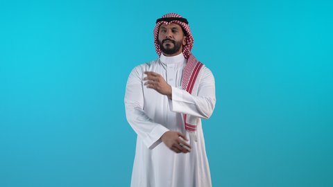 الإشارة و التوضيح إلى شيء ما, تحديد موقع معين, الدلالة على مكان عنصر، تصوير لرجل عربي خليجي بحريني يرتدي الثوب التقليدي والشماغ يشير بإصبع السبابة إلى هدف محدد، ايماءات السعادة والسرور