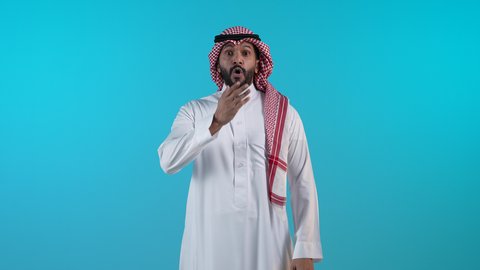 مفهوم الاستقبال والترحيب، إلقاء التحيه والسلام, تصوير لرجل عربي خليجي بحريني يرتدي الثوب التقليدي والشماغ يرفع يده بايماءات البشاشة، التعارف و الصداقه وتكوين العلاقات