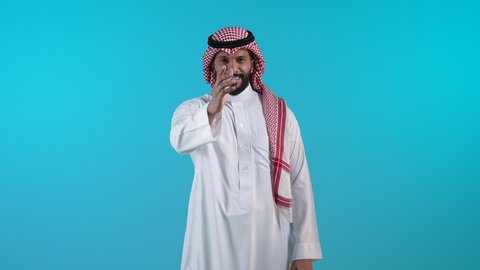 إلقاء التحيه والسلام, مفهوم الاستقبال والترحيب، تصوير لرجل عربي خليجي بحريني يرتدي الثوب التقليدي والشماغ يرفع يده بايماءات البشاشة، التعارف و الصداقه وتكوين العلاقات