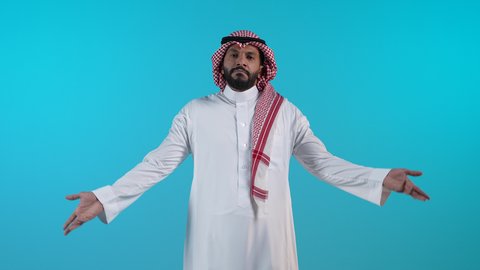 الوقوف بإيماءات التعجب والدهشة، الشعور بالسعادة والسرور لسماع الأخبار المنتظرة، تصوير لرجل عربي خليجي قطري يرتدي الثوب التقليدي والشماغ يرفع يديه بتعابير الصدمة والذهول والانبهار، التفاجؤ والاستغراب من شيء ما