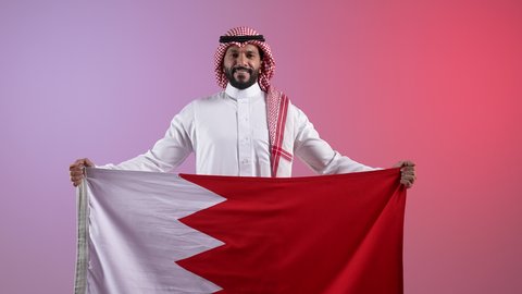 الحب والانتماء الوطني لدوله قطر، ايماءات الفخروالاعتزاز، تصوير لرجل عربي خليجي قطري يحمل علم قطر ، رموز وثقافات وطنية, الاحتفال باليوم الوطني القطري 18 ديسمبر، إحياء ذكرى تأسيس الدولة، خلفية ملونه