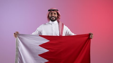 اليوم الوطني القطري، تصوير لرجل عربي خليجي قطري يحمل علم قطر بايماءات الفخروالاعتزاز، حب الوطن والانتماء إليه، رموز وثقافات وطنية, الاحتفال باليوم الوطني القطري 18 ديسمبر، إحياء ذكرى تأسيس الدولة، خلفية ملونه