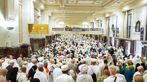 حجاج بيت الله الحرام وقت السعي بين الصفا والمروة, تأدية المشي السريع, العبادة والتقرب الى الله، أماكن اسلامية دينية مقدسة في مكة المكرمة, أداء مناسك الحج والعمرة في المملكة العربية السعودية