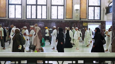 حجاج بيت الله الحرام  وقت السعي بين الصفا والمروة, تأدية المشي السريع, العبادة والتقرب الى الله، أماكن اسلامية دينية مقدسة في مكة المكرمة, أداء مناسك الحج والعمرة في المملكة العربية السعودية