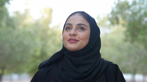 التنزه في إحدى الحدائق العامة في سلطنة عمان ،الصحة واللياقة البدنية والجسدية، شابة عربية خليجية سعودية رياضية تقوم برياضة الجري للحفاظ على الرشاقة، نشاط بدني في الهواء الطلق، تصوير لسيدة عربية خليجية عمانية ترتدي الزي العماني تجري فى احدي الاماكن الترفيهيه