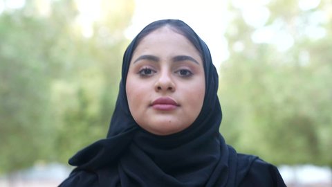 الصحة واللياقة البدنية والجسدية، شابة عربية خليجية سعودية رياضية تقوم برياضة الجري للحفاظ على الرشاقة، نشاط بدني في الهواء الطلق، التنزه في إحدى الحدائق العامة في سلطنة عمان ، تصوير لسيدة عربية خليجية عمانية ترتدي الزي العماني تجري فى احدي الاماكن الترفيهيه