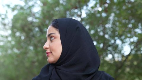 اجواء الطبيعة الخلابة ، الاستمتاع  في إحدى المنتزهات، شابه سعوديه تخرج إلى أحد الاماكن العامة للترفيه عن النفس ، تصوير من الخلف لسيدة عربية خليجية عمانية ترتدي الزي العماني يسير فى احدي حدائق سلطنة عمان ، الاستجمام بالطبيعة واستنشاق الهواء الطلق