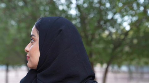 شابه سعوديه تخرج إلى أحد الاماكن العامة للترفيه عن النفس ، تصوير من الخلف لسيدة عربية خليجية عمانية ترتدي الزي العماني يسير فى احدي حدائق سلطنة عمان ، الاستجمام بالطبيعة واستنشاق الهواء الطلق، الاستمتاع بالأجواء في إحدى المنتزهات